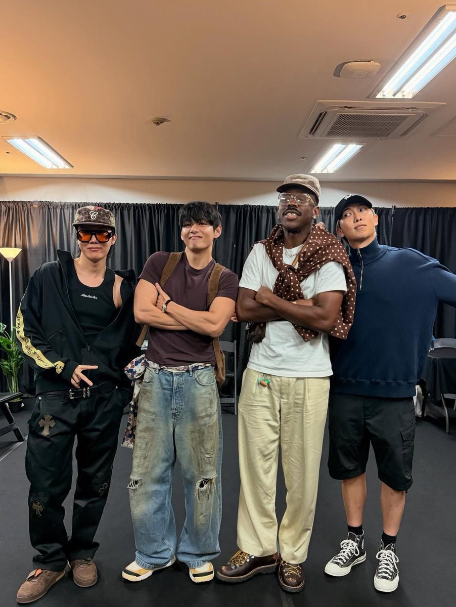 naver_taehyung's tweet photo. [Esquire Korea] V: A world-class casual muscle fit

BTS V pulls off the voluminous curves of his well-toned physique in the most casual and hip way. Rather than showing off his toned upper body in a macho manner, he blends it with a street vibe and wit, making it his own unique vibe.

The key to his muscle-fit styling formula lies in 'balancing.' If the top is tight, a relaxed silhouette is chosen for the bottom to balance the overall style. He clearly captured the three-dimensionality of the upper body with a toned-down deep burgundy muscle-fit short-sleeved T-shirt, while lightening the heaviness by matching it with wide vintage denim featuring dramatic volume for the bottom.

Furthermore, by utilizing vintage and retro outfits, he draws out the tension of the body's silhouette into a fashionable mood. This involves matching sunglasses with a retro-charming ringer T-shirt or lightly combining comfortable and familiar casual denim pants to create a relaxed daily look. It neutralizes the masculine energy inherent in the silhouette to make it lighter and cooler, breathing sophisticated vitality into everyday life. V's outfit is a stylish, relaxed daily muscle-fit styling that naturally highlights his toned upper body.