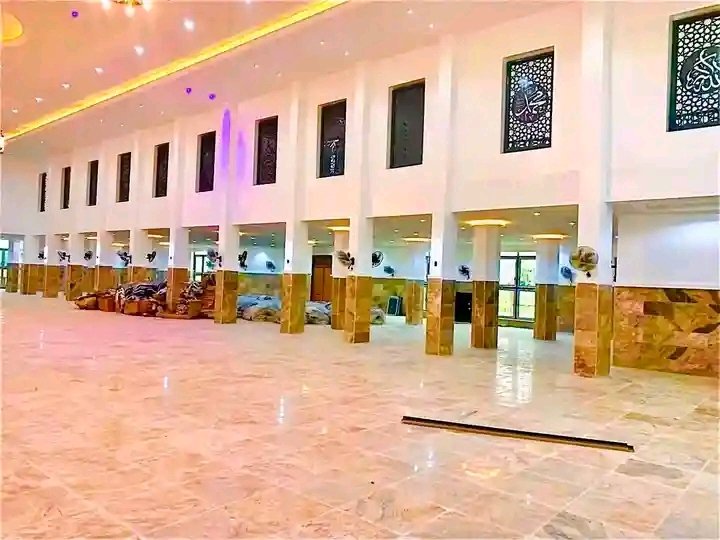 Usama_ZM's tweet photo. Wannan ba Central Mosque ba ne. Wannan Masallacin Jihar Zamfara da ke birnin Gusau.

An gyara tare da kyautata shi ne ƙarƙashin jagorancin Mai Girma Gwamnan Jihar Zamfara @daudalawal_ .

Allah Ya saka masa da alheri, Ya ƙara masa  nasara wajen yi wa al'ummar Zamfara hidima. https://t.co/umkCygQGn2