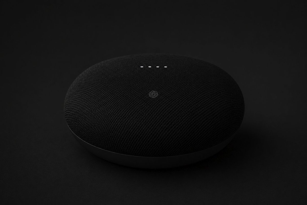 LaMMordida's tweet photo. Se ha filtrado el plan del primer hardware de OpenAI. ✨

Será un altavoz inteligente portátil y sin pantalla, diseñado por el estudio de Jony Ive y liderado por Evans Hankey (ambos exApple).

El dispositivo está concebido como un "compañero de IA con aspecto humano". No tendrá pantalla, pero sí cámaras y sensores para entender el entorno, además de elementos mecánicos que se mueven solos para simular que está "vivo" mientras interactúa contigo con GPT-Live. Será portátil: lleva batería recargable para moverlo por casa. 

La idea de OpenAI es anunciarlo este año y lanzarlo en 2027 a un precio de entre 200 y 300 dólares. Todo esto si la reciente demanda de Apple por supuesto robo de secretos de hardware no consigue que un juez bloquee cautelarmente el proyecto.