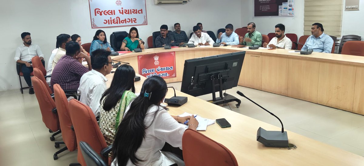 DrdaGNRDirect's tweet photo. આજ રોજ જિલ્લા પંચાયત ખાતે માન. જિલ્લા વિકાસ અધિકારીશ્રી, માન.નિયામકશ્રી તથા જિલ્લા પંચાયત પ્રમુખ અને સમિતિના અધ્યક્ષો સાથે #JanVikasJumbesh ને લગત તમામ યોજનાઓ તથા #VBGRAMG યોજનાઓની માહિતી તથા યોજનાઓના પ્રચાર-પ્રસાર અંગે સૂચના આપવામાં આવી. @DDO_Gandhinagar @CollectorGnr @CMOGuj https://t.co/T9VO1qPzUI