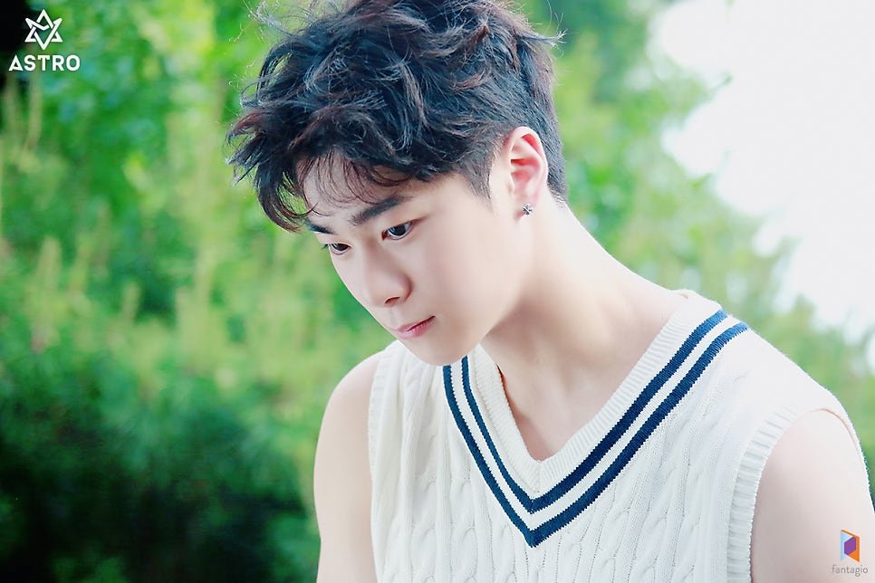 moonbin_at's tweet photo. 눈부신 여름 한가운데의 너

#문빈 #MOONBIN
#여전히_나의_예쁜달 🌙 https://t.co/4pdG2fiTpR