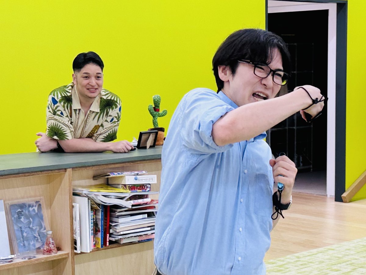 chicchi_0411's tweet photo. フィットボクシングをJUNERAYさん＆みくのしんでやってもらう記事が出ております。撮影で自分のスマホでも写真撮ってたけど、これ父と子みたいで良かったです

▼運動不足の大人が本気でボクシングをしたらどうなるのか？ #ブロス記事広告
https://t.co/kgSYZcMhRN https://t.co/iPw5SzhtAN