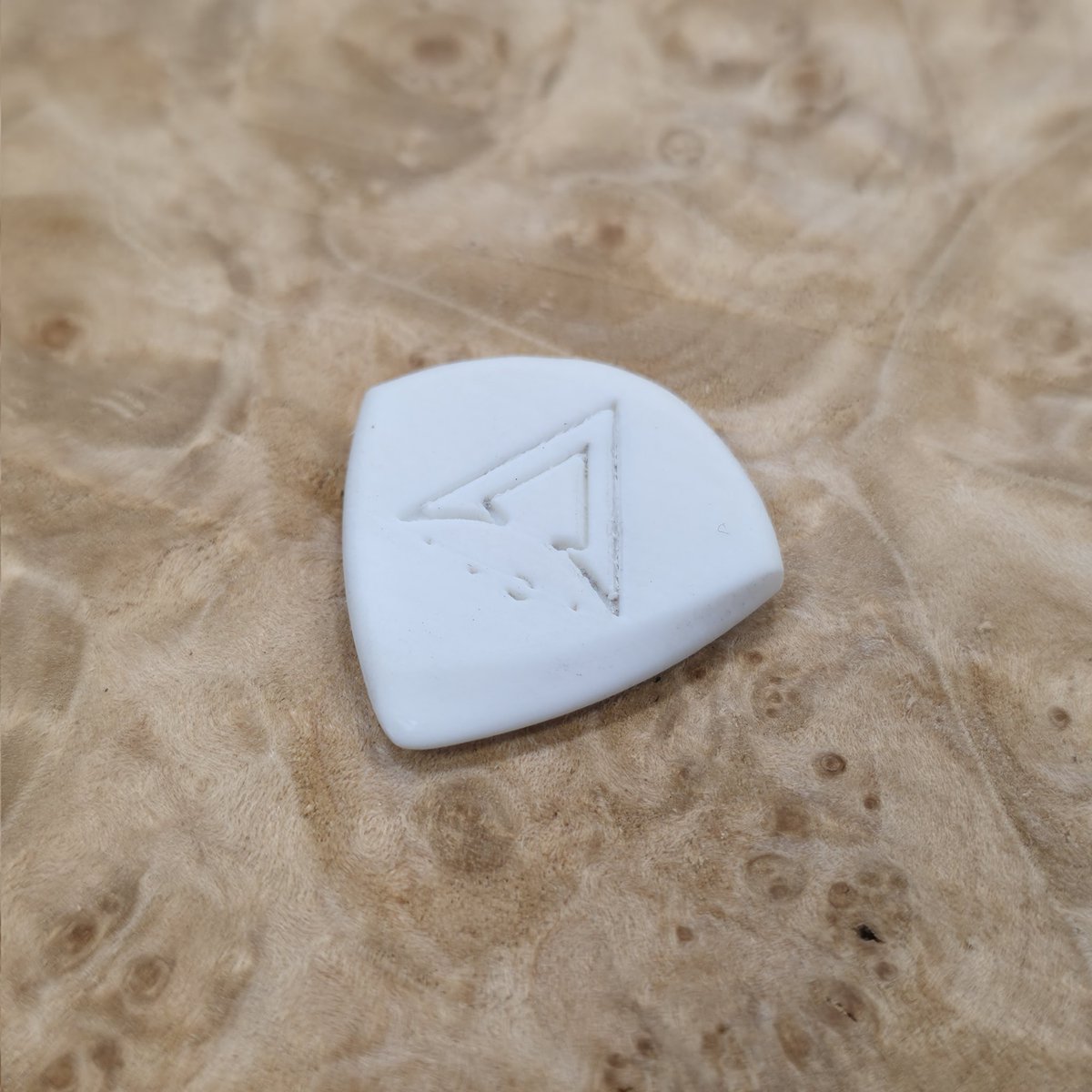 Ayrainst's tweet photo. PLAマットでオリジナルのピックも作ってみた
ロゴの文字が消えてるから要調整かな
3mm厚で先端1mmベベルカット付

#3dプリンター
#bambulab https://t.co/5XJfZhj7VU