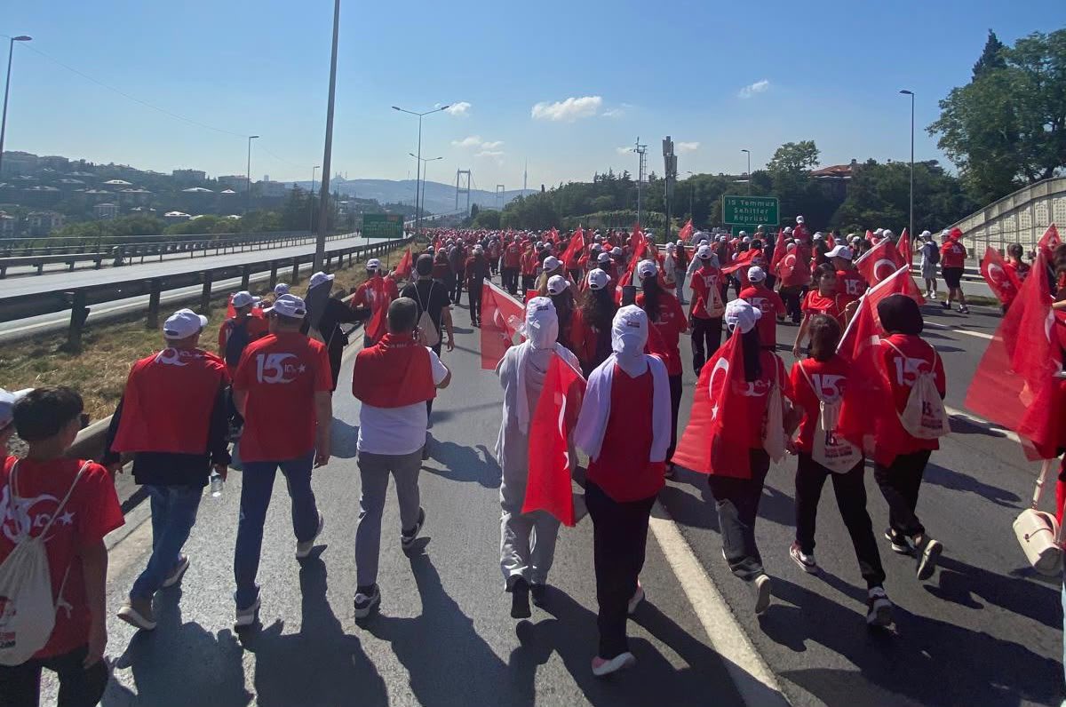 abalin's tweet photo. 15 Temmuz; sadece bir darbe girişiminin püskürtüldüğü gece değil, milletimizin iradesine zincir vurulamayacağının tüm dünyaya ilan edildiği kutlu bir diriliş destanıdır.

AK Parti İstanbul İl Başkanımız Sayın Abdullah Özdemir'in katılımlarıyla düzenlenen "İrade Bizim, Zafer Bizim" Demokrasi ve Şehitleri Anma Yürüyüşü'ne AK Parti Başakşehir İlçe teşkilatımızla katılarak, 15 Temmuz ruhunu bir kez daha aynı inanç, aynı heyecan ve aynı kararlılıkla yaşadık.

Zincirlikuyu'dan başlayıp 15 Temmuz Şehitler Köprüsü üzerinden Şehitler Makamı'na uzanan bu anlamlı yürüyüşte; vatan uğruna canlarını feda eden aziz şehitlerimizi rahmetle, kahraman gazilerimizi minnetle yâd ettik. Bir kez daha haykırdık ki; bu millet, istiklaline ve istikbaline uzanan hiçbir hain ele asla geçit vermeyecek, milli iradesinden hiçbir şartta taviz vermeyecektir.

Cumhurbaşkanımız ve Genel Başkanımız Sayın Recep Tayyip Erdoğan'ın liderliğinde yükselen bu büyük yürüyüşte; Türkiye Yüzyılı'nı inşa etme azmimizi, birlik ve beraberliğimizi ve demokrasiye olan sarsılmaz bağlılığımızı bir kez daha güçlü şekilde ortaya koyduk. @abdullahozdemir 

#15Temmuz #DemokrasiVeMilliBirlikGünü #İradeBizimZaferBizim
