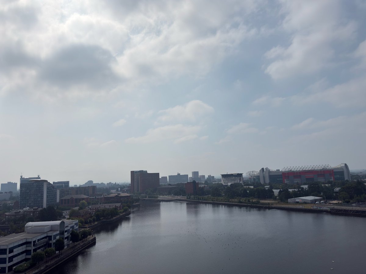 HumanNature91's tweet photo. Still full of smoke across #Manchester today and it still smells #fire #moorsfires https://t.co/63OIpC8JP0
