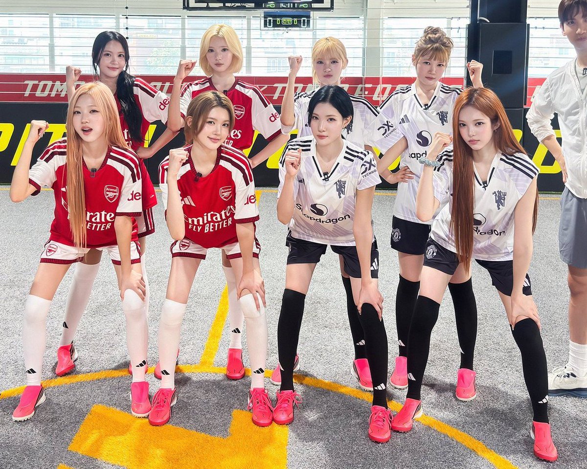 juunsupremacy's tweet photo. POSE PEMAIN BOLA BANGET walau kurang rangkulan khas 🤭🤭🤭 https://t.co/wvKGUuBD9h
