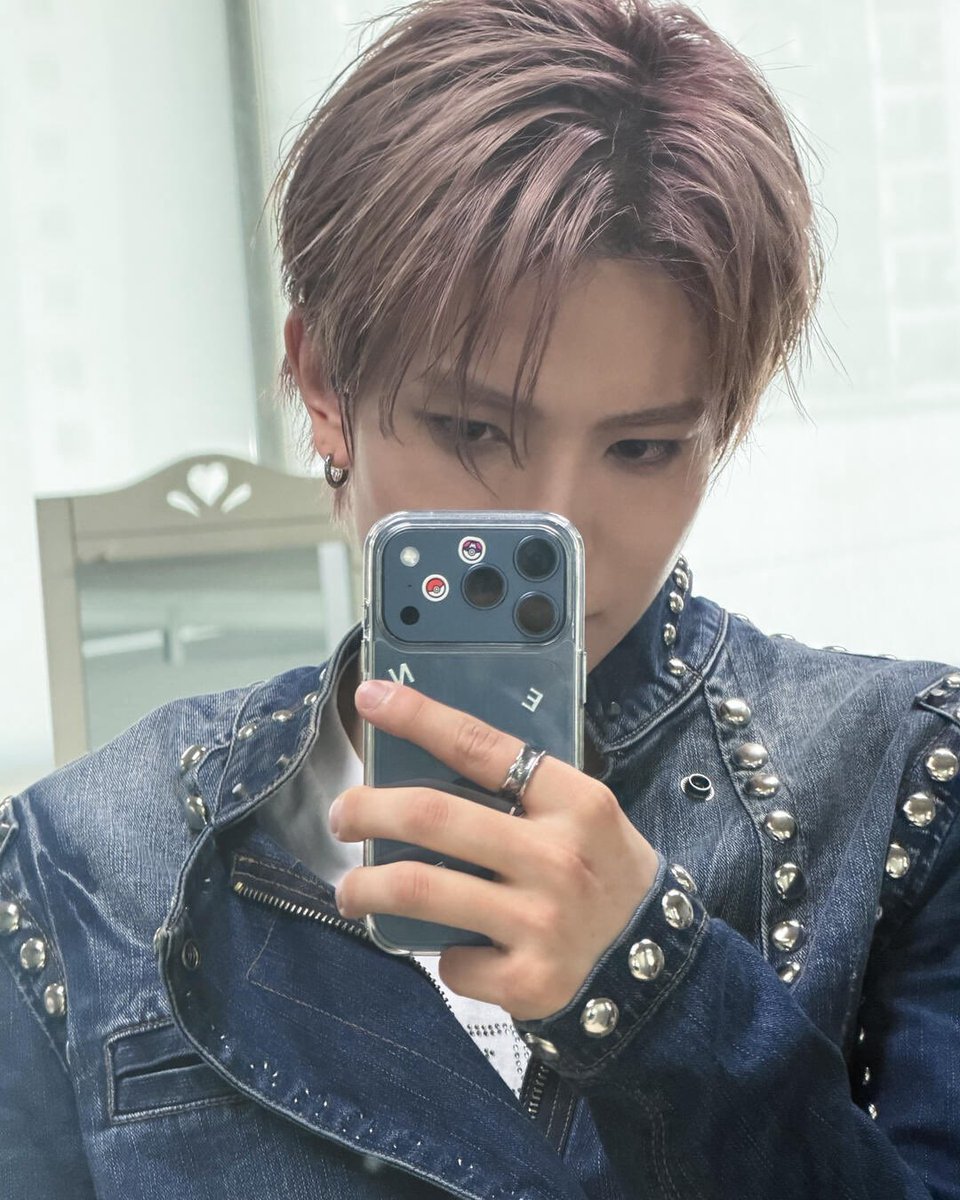 toheesheart's tweet photo. hee dropping these mirror selcas in a row is a blessing lol https://t.co/a19DWln9yu