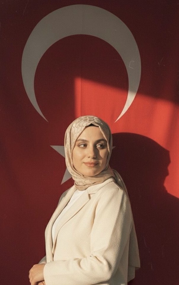 Lamra21's tweet photo. Bu bayrağın altında büyüdüm, bu vatanın sevgisiyle yaşadım…. 
Devletime sadakatim, bayrağıma sevgim ömür boyu ilk günkü gibi kalacak…

15 Temmuz’u saygı ve minnetle anıyorum... 🇹🇷 https://t.co/VosuZmRTH6