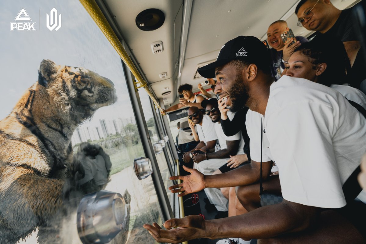 PEAKSPORTINTL's tweet photo. When Wiggins meets the Siberian tiger… what happens next? 🐯👀

Stay tuned from Harbin. 🇨🇳🏀

#PEAKSPORT #AndrewWiggins #WigginsChinaTour #PEAKBasketball #AW5 #PEAKtaichi https://t.co/GD31qG4iYt