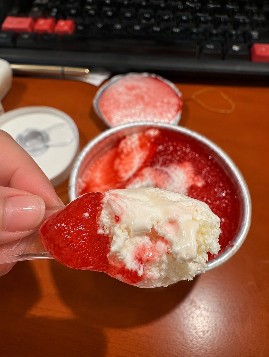 byraa___'s tweet photo. Plis, kalian wajib cobain ice cream strawberry cheese ini! Rasanya seger, cheesy, dan creamy banget, kayak lagi makan strawberry cheesecake versi ice cream 🍓🧀 https://t.co/22bA4WmyeG