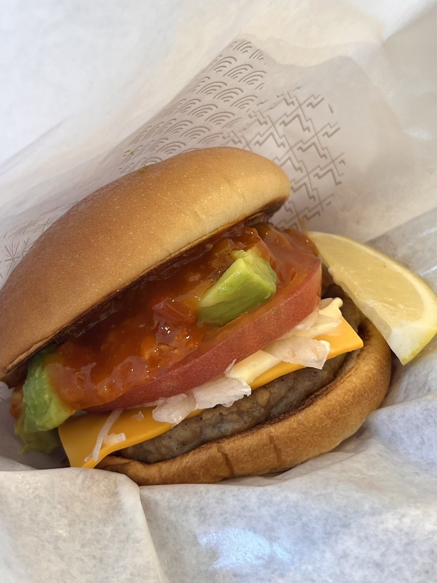 RX98KUWA's tweet photo. 早速お昼に新商品モスりました🍔 https://t.co/a8n2piaNbm
