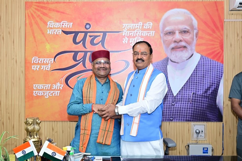 Ramkishorbjp1's tweet photo. आषाढ़ शुक्ल प्रतिपदा एवं गुप्त नवरात्रि के प्रथम दिवस पर भारतीय जनता पार्टी के वरिष्ठ नेता, पूर्व प्रदेश अध्यक्ष भाजपा उत्तर प्रदेश, उत्तर प्रदेश सरकार के यशस्वी उपमुख्यमंत्री, लोकप्रिय जननेता एवं कार्यकर्ताओं के हृदय सम्राट माननीय श्री केशव प्रसाद मौर्य जी से नवीन दायित्व प्राप्ति के उपरांत शिष्टाचार भेंट का सौभाग्य प्राप्त हुआ।
इस अवसर पर संगठनात्मक विषयों पर आत्मीय चर्चा हुई तथा उनका स्नेह, मार्गदर्शन एवं शुभ आशीर्वाद प्राप्त हुआ। उनका प्रेरक नेतृत्व और कार्यकर्ताओं के प्रति आत्मीयता संगठन को निरंतर नई ऊर्जा प्रदान करती है।
@kpmaurya1 @BJP4India @bjpup_