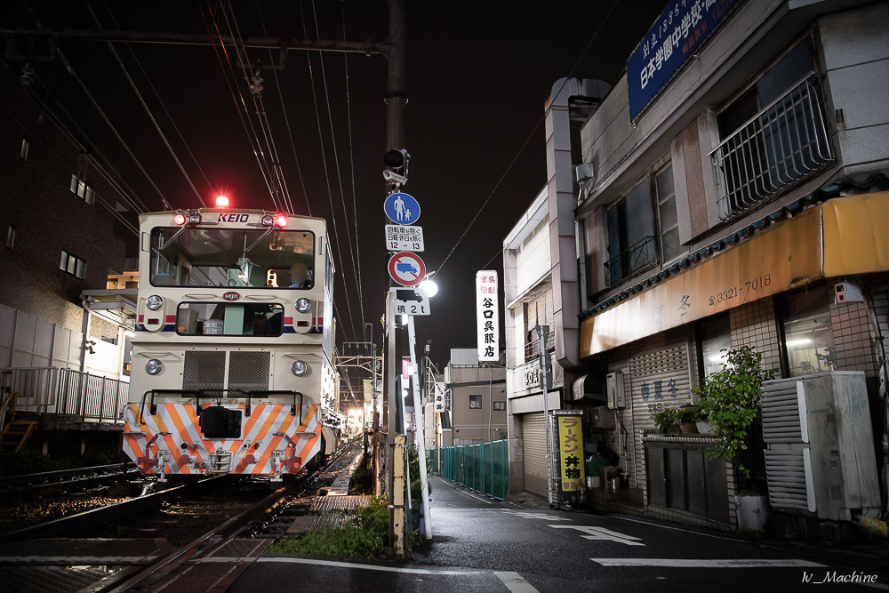 Iv_Machine's tweet photo. 深夜の明大前駅。駅横の「春夏冬」や「谷口呉服店」など、今は高架化工事で更地になってしまいました。 https://t.co/ghQpnAuv08
