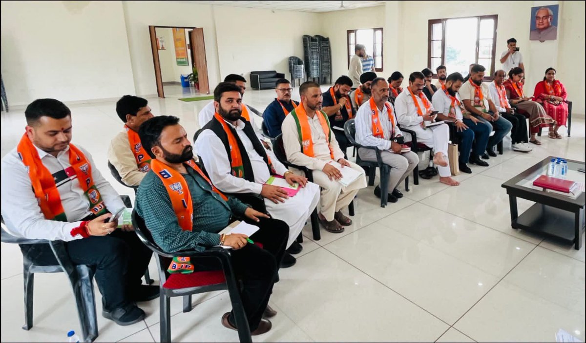 AshokKoul59's tweet photo. भाजपा कार्यालय, रियासी में जिला टीम रियासी की मासिक बैठक की अध्यक्षता की।

बैठक में संगठनात्मक विषयों की समीक्षा की गई तथा आगामी कार्यक्रमों पर चर्चा करते हुए पार्टी के जमीनी स्तर पर कार्यों को और अधिक प्रभावी बनाने पर विचार-विमर्श किया गया।

बैठक में रियासी प्रभारी श्री नारायण सिंह, जिला अध्यक्ष रोहित दुबे, विधायक SMVD श्री बलदेव राज शर्मा एवं विधायक रियासी श्री कुलदीप राज दुबे भी उपस्थित रहे।