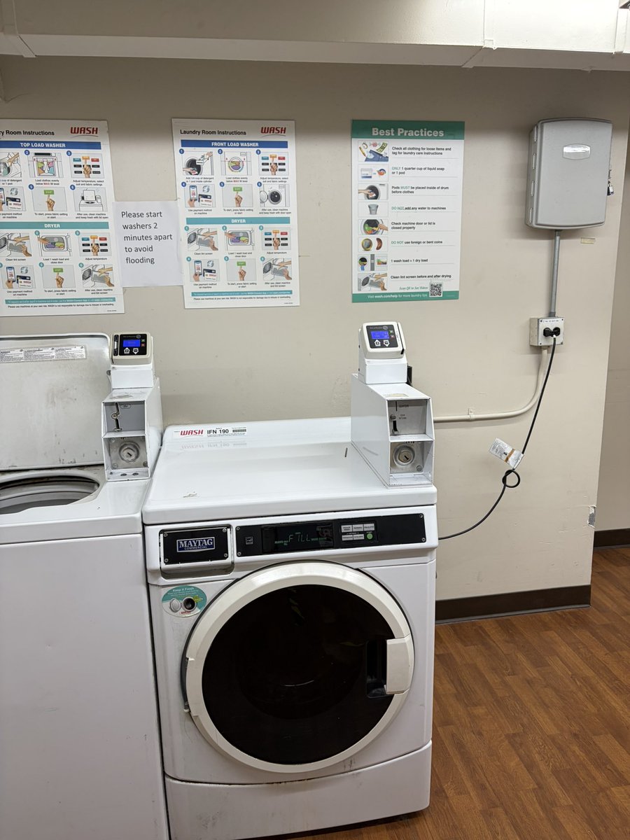 dir_vipper's tweet photo. 英語力が乏しいとコインランドリーすらも使いこなせねぇ。
　
外国人カップルに滅茶苦茶助けられた。 https://t.co/cx0nYtzlZg