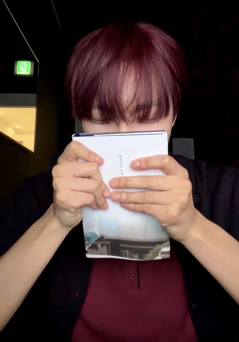 pshsource's tweet photo. seonghwa perfectly showing us how to handle a new book 😭 https://t.co/LauqVguIUL