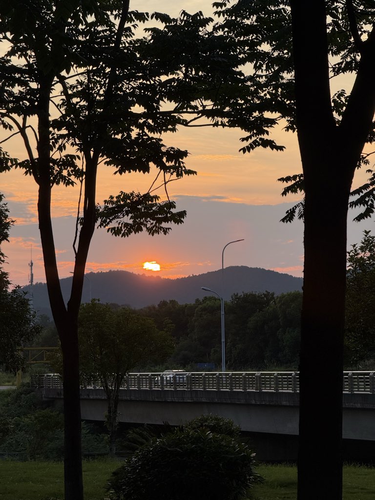 shero_hao's tweet photo. 落日 https://t.co/v7qnSqlKUA