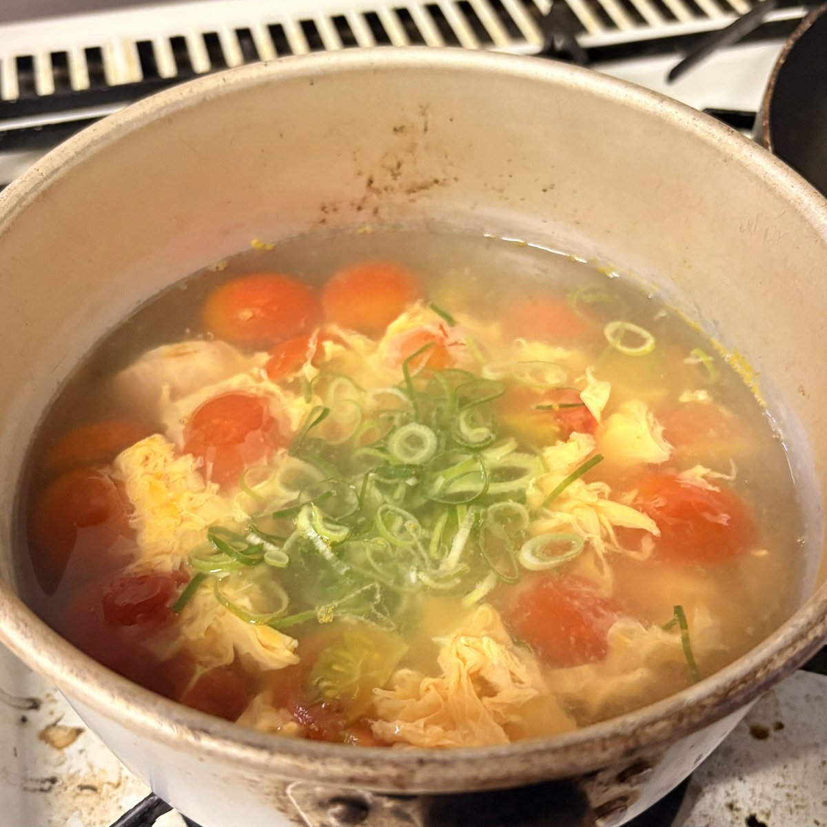 Jas_31ne's tweet photo. トマト(とキュウリ)をいただいたので
丸鶏ふわ玉トマトスープ(っ˙꒳​˙)╮ =͟͟͞͞🍅 https://t.co/b4Ik2ugrxQ