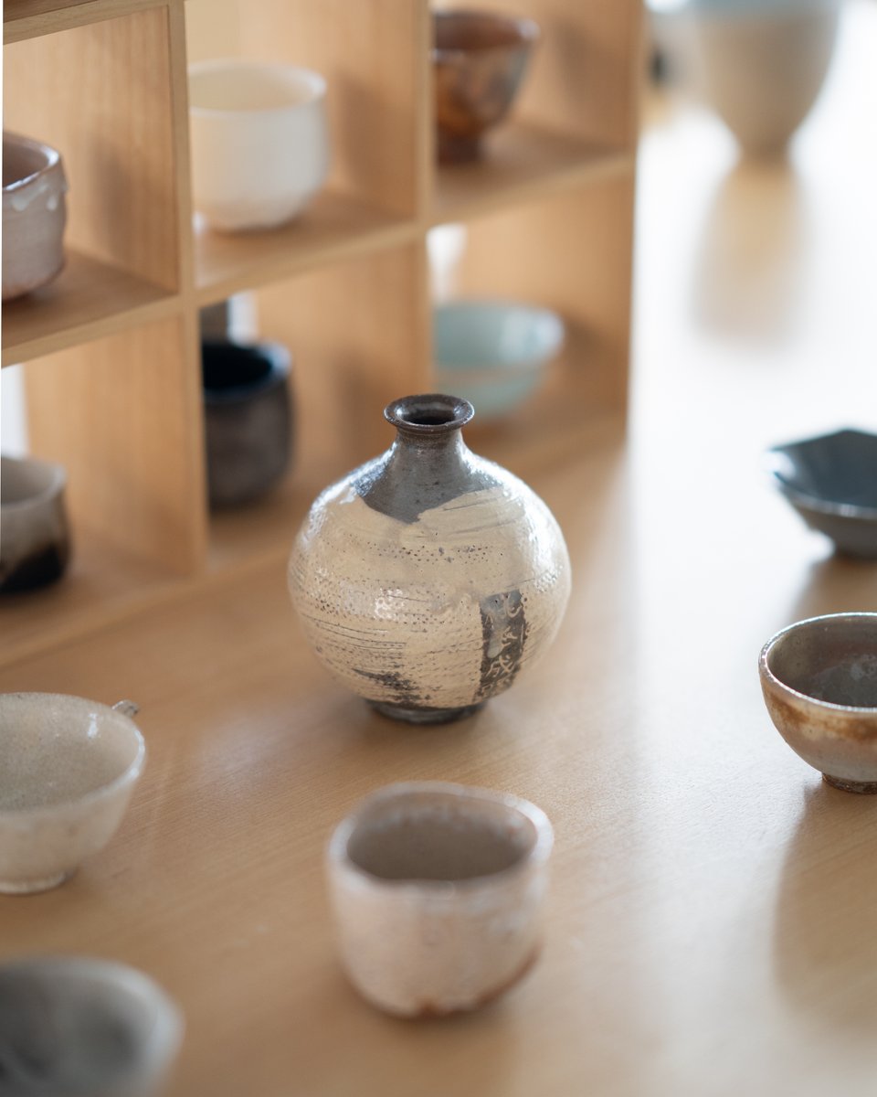 hulsgalleryjp's tweet photo. 《企画展開催中》『酒器展 2026 – 宵のつどいⅢ –』

陶磁器を中心に、ガラス、漆器、金工など幅広いジャンルのぐい呑や徳利、片口が集結しています。表情や質感もさまざまで、見て触れて楽しい展示となっておりますので、ぜひお立ち寄りください。 https://t.co/M7MFM20Tpn