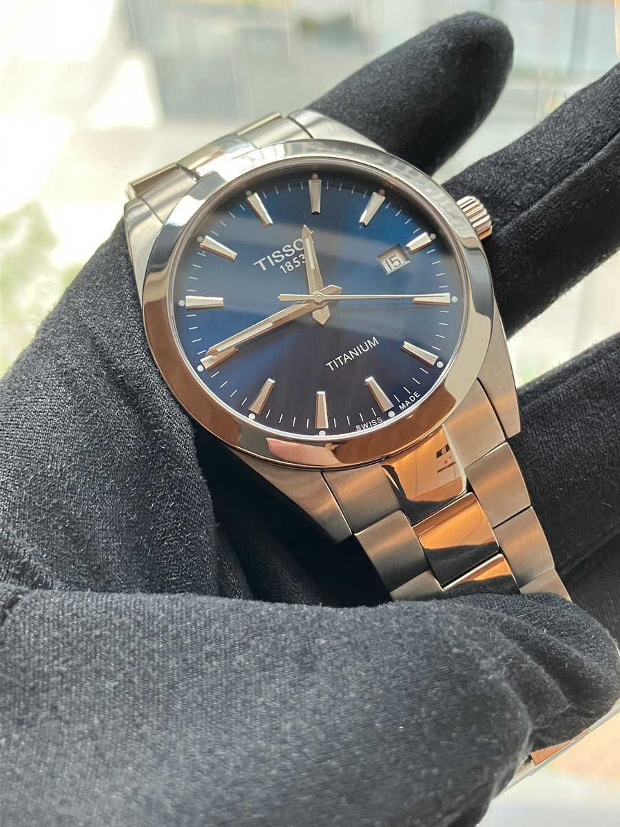 sinndepot's tweet photo. TISSOT ジェントルマン 40mm

ティソの商品の中では珍しいクォーツのチタンモデル

最近はPRXの新作38mmのチタンが注目されてますがこちらのモデルも捨てがたい

正統派の万能時計として知られるジェントルマンはオンオフ兼用でシームレスに対応可能です。

#TISSOT #ティソ https://t.co/biC2ELt7SX