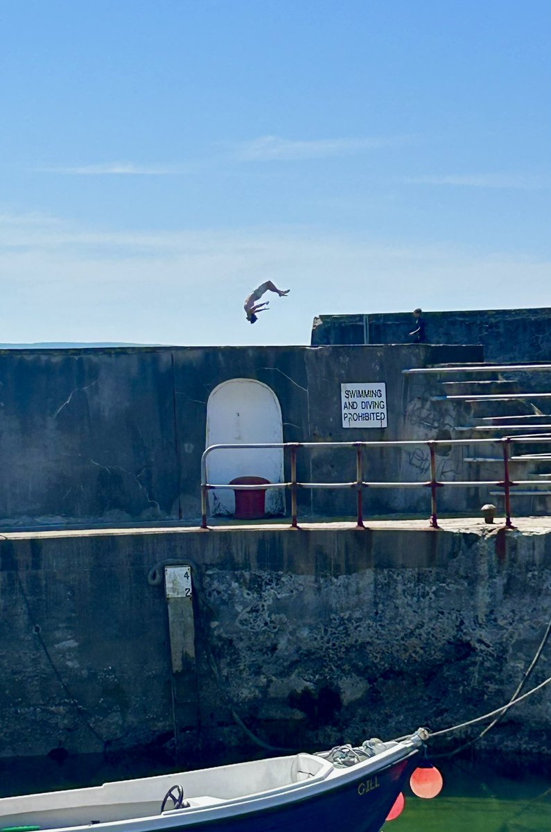 ncoastsun's tweet photo. Artful diving in the sun ππ #portstewart #portmagic https://t.co/L2J65F7lBe