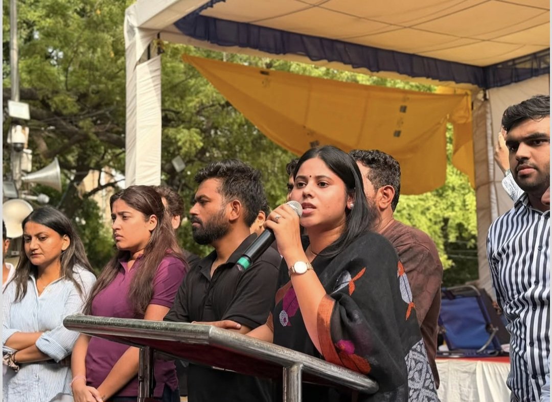 PriyaSarojMP's tweet photo. जब व्यवस्था युवाओं की मेहनत की रक्षा करने में विफल हो जाए, तब संघर्ष ही सबसे बड़ी आवाज़ बन जाता है।

आज जंतर-मंतर पर भारत के इतिहास के शायद सबसे अनोखे, सबसे शांतिपूर्ण और सबसे युवा आंदोलनों में से एक, CJP के समर्थन में भाग लिया।

Cockroach Janata Party यह सिर्फ एक नाम नहीं, बल्कि उन लाखों नाराज़ और निराश युवाओं की आवाज़ है, जो लगातार हो रहे पेपर लीक, अटकी भर्तियों और अपने भविष्य के साथ हो रहे अन्याय के खिलाफ शांतिपूर्वक संघर्ष कर रहे हैं।

अभिजीत दिपके जी, सौरव दास जी, विजेता दहिया जी, अर्पित जी, नेहा जी, आशुतोष रांका जी, रत्ना सिंह जी और पूरी टीम को नमन, जिन्होंने इस आंदोलन को एक आवाज़ दी।

और विशेष प्रणाम सोनम वांगचुक जी को, जो पिछले 17 दिनों से अन्न त्यागकर देश के बच्चों और उनके भविष्य के लिए संघर्ष कर रहे हैं। ऐसे लोग सदियों में एक बार पैदा होते हैं।

यह लड़ाई किसी पार्टी की नहीं, बल्कि सही और गलत की है। यह जवाबदेही की लड़ाई है।

किसी देश की सबसे बड़ी संपत्ति उसका खजाना नहीं, उसका युवा होता है। और जब युवा रोने लगे, तो समझ लीजिए देश बीमार है।

एक बेहतर भारत के लिए, इस आवाज़ को देश के हर युवा, हर माता-पिता और हर जागरूक नागरिक के समर्थन की ज़रूरत है।एक बेहतर भारत के लिए, इस आवाज़ को देश के हर युवा, हर माता-पिता और हर जागरूक नागरिक के समर्थन की ज़रूरत है। 

@Wangchuk66 @abhijeet_dipke