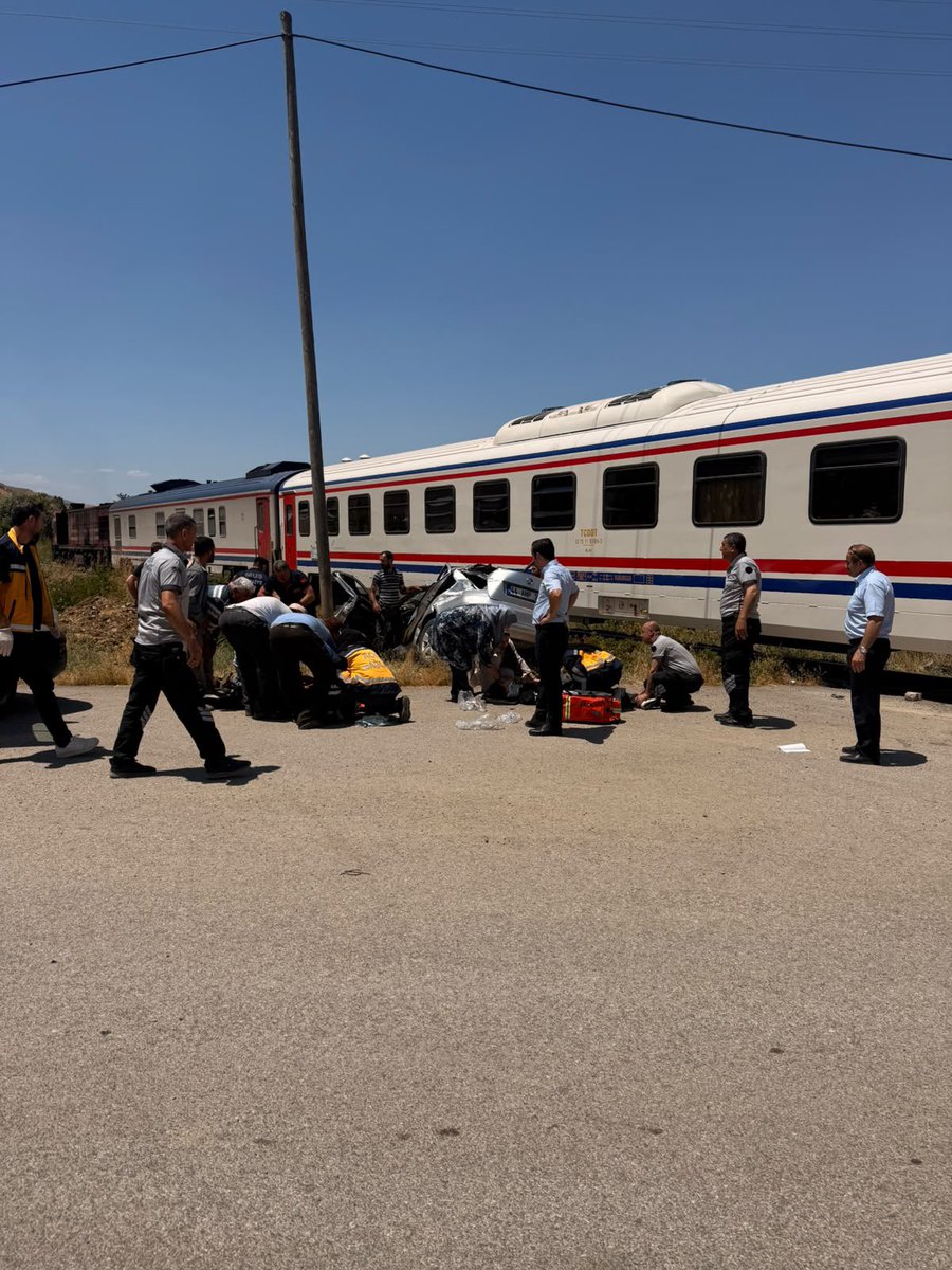 oguzakkyuz's tweet photo. Muş-Bağlar Mahallemizde yine bir tren kazası...
Bu yıl yaşanan 4. ya da 5. tren kazasında üç vatandaşımız yaralandı.
Buraya güvenli bir hemzemin geçit ya da üst/alt geçit yapılması için neyi bekliyorsunuz?
Vatandaşlarımızın can güvenliği ihmal edilemez. @a_uraloglu @metinakbas71 https://t.co/rEcfO3B0ud