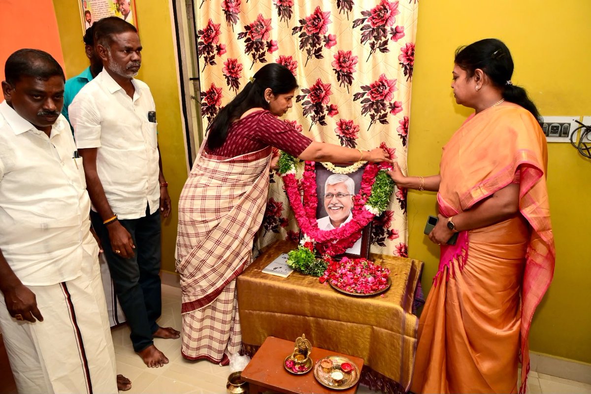 KanimozhiDMK's tweet photo. அண்மையில் மறைந்த கரிசல் இலக்கிய முன்னோடி - நவீன தமிழிலக்கிய ஆளுமை திரு. பூமணி அவர்களின் இல்லத்திற்குச் சென்று அஞ்சலி செலுத்தி, அவரது குடும்பத்தினருக்கு ஆறுதல் கூறினேன். https://t.co/Hu4Pwja5zm