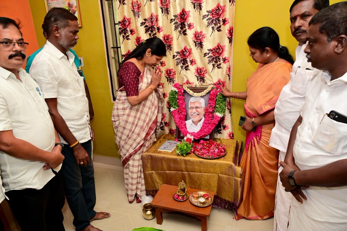 KanimozhiDMK's tweet photo. அண்மையில் மறைந்த கரிசல் இலக்கிய முன்னோடி - நவீன தமிழிலக்கிய ஆளுமை திரு. பூமணி அவர்களின் இல்லத்திற்குச் சென்று அஞ்சலி செலுத்தி, அவரது குடும்பத்தினருக்கு ஆறுதல் கூறினேன். https://t.co/Hu4Pwja5zm