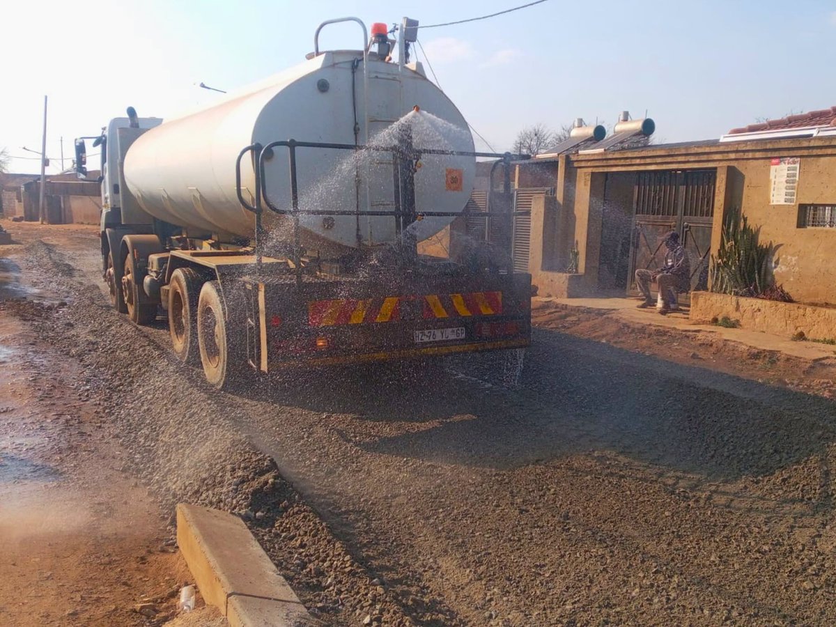 _ArriveAlive's tweet photo. Health and safety officers in the construction industry have a duty towards ensuring workers are protected from the risks of inhalation of dust.
https://t.co/u8r0TETSAQ
#ArriveAlive #DustSuppression @ConstructionSfy https://t.co/vgQUMRzzS1