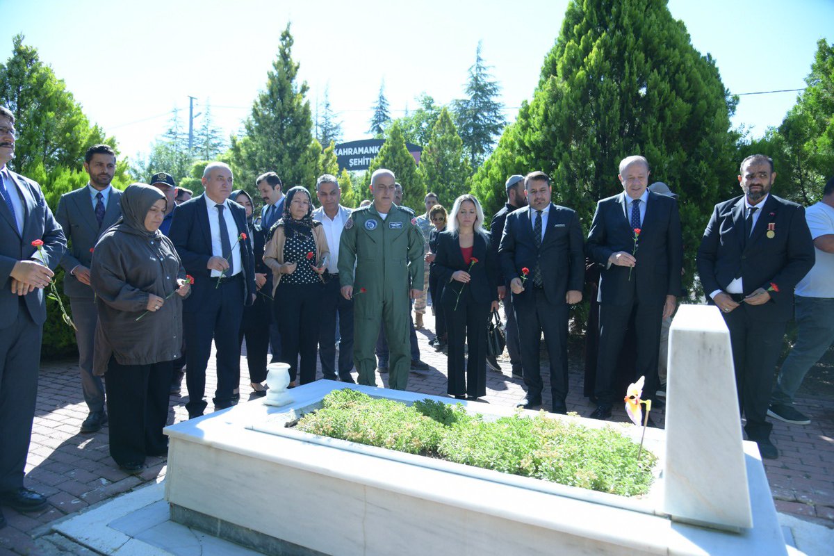 kazan_belediye's tweet photo. 🇹🇷 15 Temmuz’da vatan uğruna canlarını feda eden kahramanlarımız rahmet, minnet ve dualarla yâd edildi. 

Aziz şehitlerimizi rahmetle, kahraman gazilerimizi minnetle anıyoruz.

@selimcirpanoglu https://t.co/uBYIcLfW8d