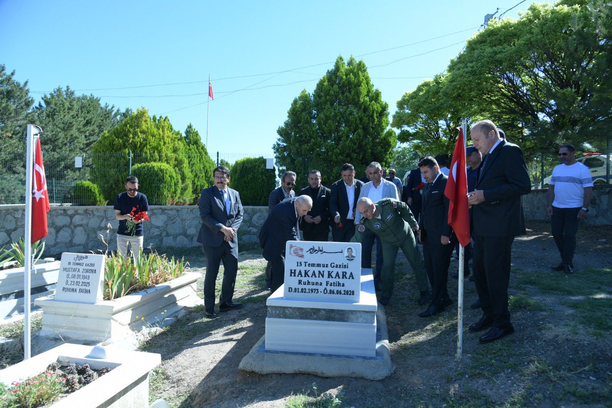 kazan_belediye's tweet photo. 🇹🇷 15 Temmuz’da vatan uğruna canlarını feda eden kahramanlarımız rahmet, minnet ve dualarla yâd edildi. 

Aziz şehitlerimizi rahmetle, kahraman gazilerimizi minnetle anıyoruz.

@selimcirpanoglu https://t.co/uBYIcLfW8d