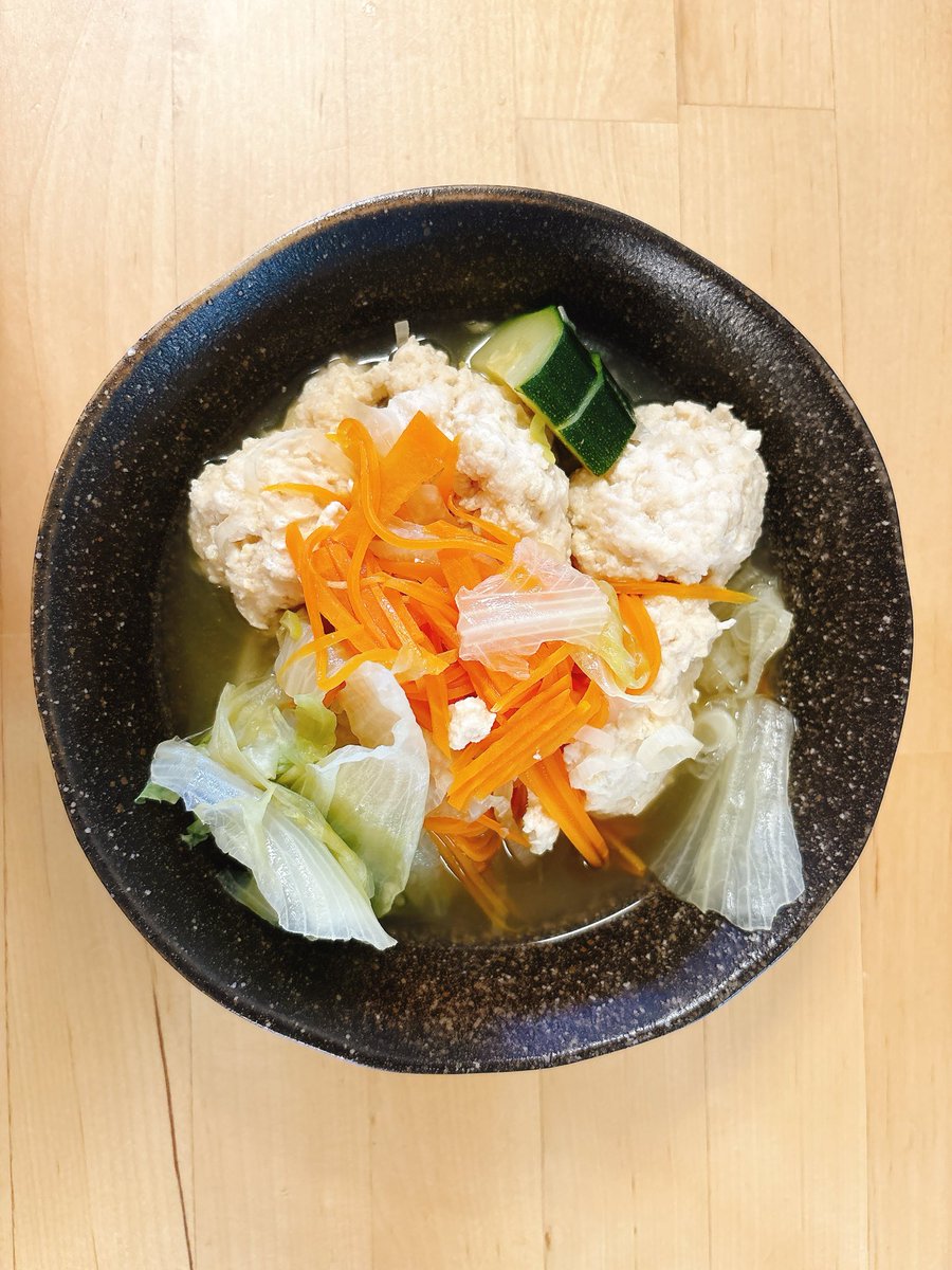 mms2025112's tweet photo. 鶏団子鍋
野菜が余っていたので昨日と似てるな…
豆腐を混ぜた鶏団子だから私のお腹に優しい＆鼻詰まり娘も食べやすいはず！
私は毎日スープとか鍋でも良いんだけど家族はハンバーグとかオムライスみたいなのが好きなんよな… https://t.co/WNVpZQRSgQ