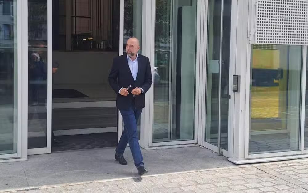 ChampionnatN1's tweet photo. 🚨 DERNIÈRE TENTATIVE POUR LES GIRONDINS… 🔵⚪️

La DNCG devrait confirmer la sanction cet après-midi. ⏳ Gérard Lopez lance un appel d’offres pour trouver un repreneur et prévoit un recours devant le CNOSF afin de tenter de sauver le club. ⚖️📄

Une journée décisive pour l’avenir des Girondins. 😰

@SO_Bordeaux