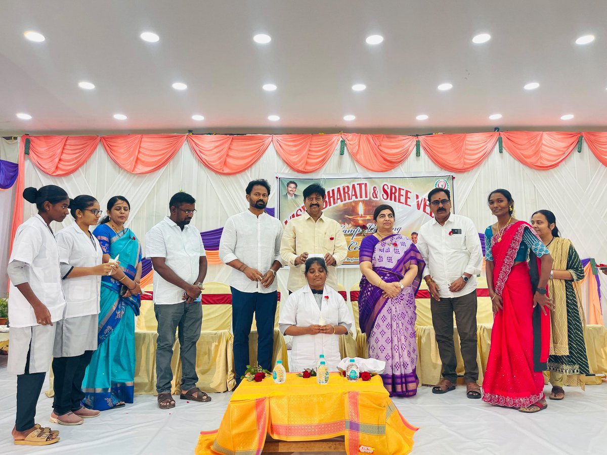 S_UdayaBhanu03's tweet photo. @JanaSenaParty Jpt పట్టణం,వధూవర్ ఫంక్షన్ హాల్ నందు నిర్వహించిన నర్సింగ్ ల్యాంప్ లైటింగ్ కార్యక్రమంలో ముఖ్యఅతిథిగా ఉదయభాను గారు పాల్గొన్నారు.ఫ్లోరెన్స్ నైటింగేల్ స్ఫూర్తితో దీప ప్రజ్వలన కార్యక్రమాన్ని ప్రారంభించారు నర్సింగ్ విద్యార్థులు సేవా ప్రమాణం చేయగా,వారికి శుభాకాంక్షలు తెలియజేశారు.#TeamSUB https://t.co/bIh0H1ti3I