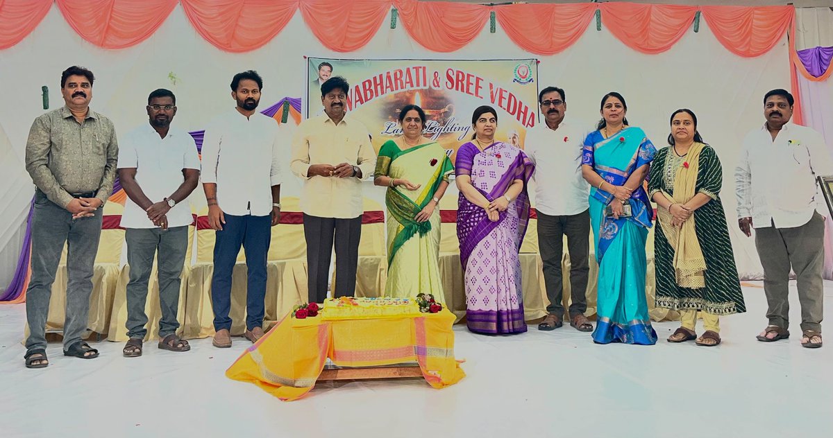 S_UdayaBhanu03's tweet photo. @JanaSenaParty Jpt పట్టణం,వధూవర్ ఫంక్షన్ హాల్ నందు నిర్వహించిన నర్సింగ్ ల్యాంప్ లైటింగ్ కార్యక్రమంలో ముఖ్యఅతిథిగా ఉదయభాను గారు పాల్గొన్నారు.ఫ్లోరెన్స్ నైటింగేల్ స్ఫూర్తితో దీప ప్రజ్వలన కార్యక్రమాన్ని ప్రారంభించారు నర్సింగ్ విద్యార్థులు సేవా ప్రమాణం చేయగా,వారికి శుభాకాంక్షలు తెలియజేశారు.#TeamSUB https://t.co/bIh0H1ti3I