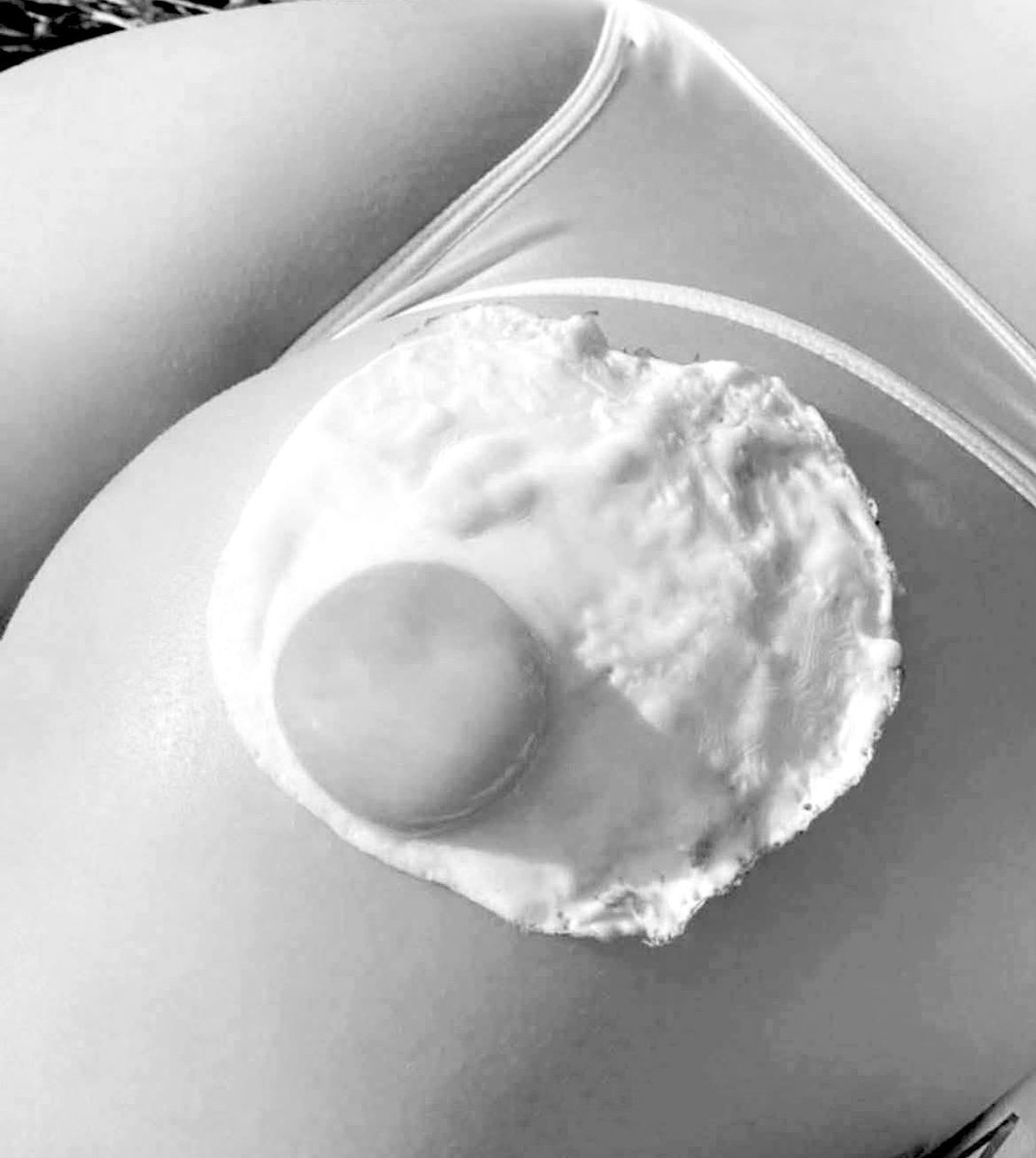 lustmacher_76's tweet photo. - Mittagsgedanken 🤗 -
Zum PoxyMittwoch und zum Mittagessen doch sehr passend. Möchte jemand ganz frische Eier kosten? 🥚🍳
#PoxyMittwoch #Bergfest #KnackArsch https://t.co/z5s6cbjWsC