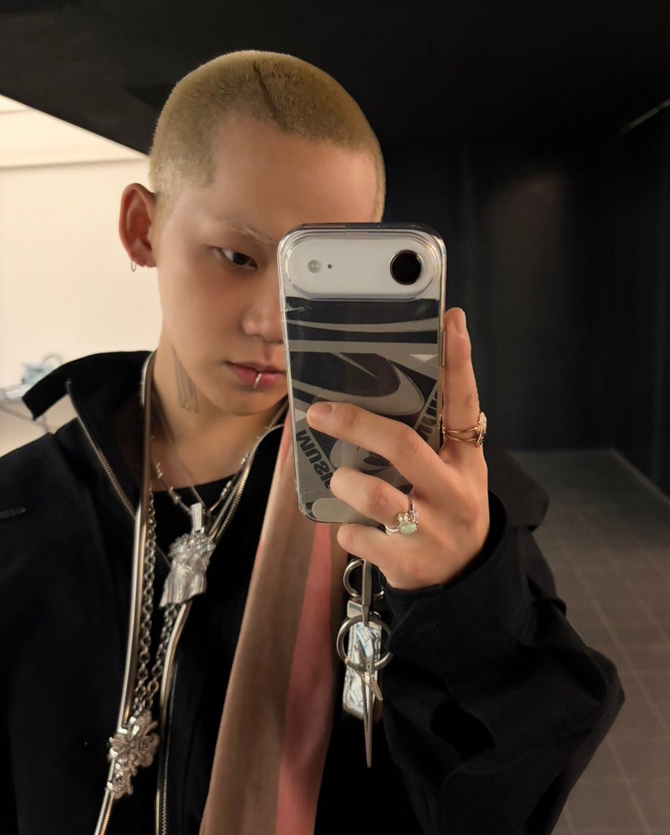 HYUNH4YI's tweet photo. 260715 choi hyunsuk weverse dm 📮📸 #최현석

🦔📸 (sends photos)
🦔 ah didn’t i upload these?
🦔 right???? i haven’t???
🦔 it’s a gift~ https://t.co/fhKBOdlasu