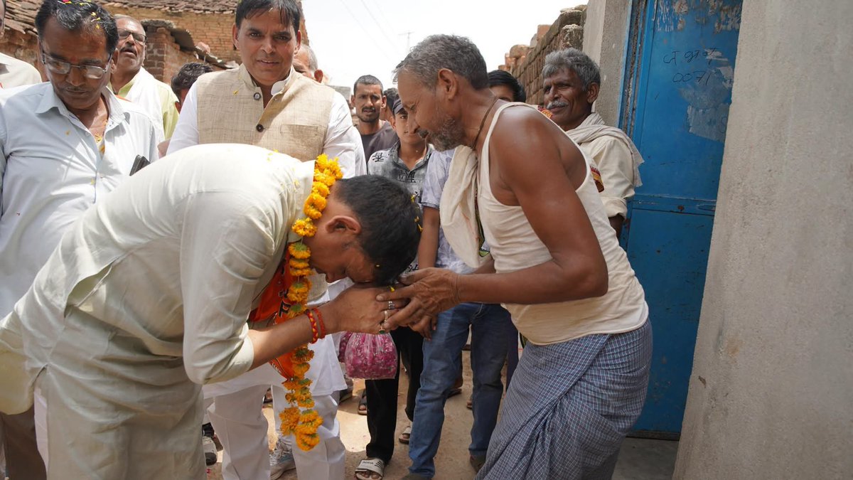 Ashutosh4BJP's tweet photo. आपका विश्वास, विकसित दतिया का आधार।

दतिया विधानसभा उपचुनाव 2026 के अंतर्गत आज जनसंपर्क अभियान के दौरान ग्राम दुर्गापुर के सम्मानित ग्रामवासियों से आत्मीय भेंट कर उनका स्नेह, आशीर्वाद एवं विश्वास प्राप्त करने का सौभाग्य मिला.....
🙏🏻🙏🏻 https://t.co/dhPPV1qkNn