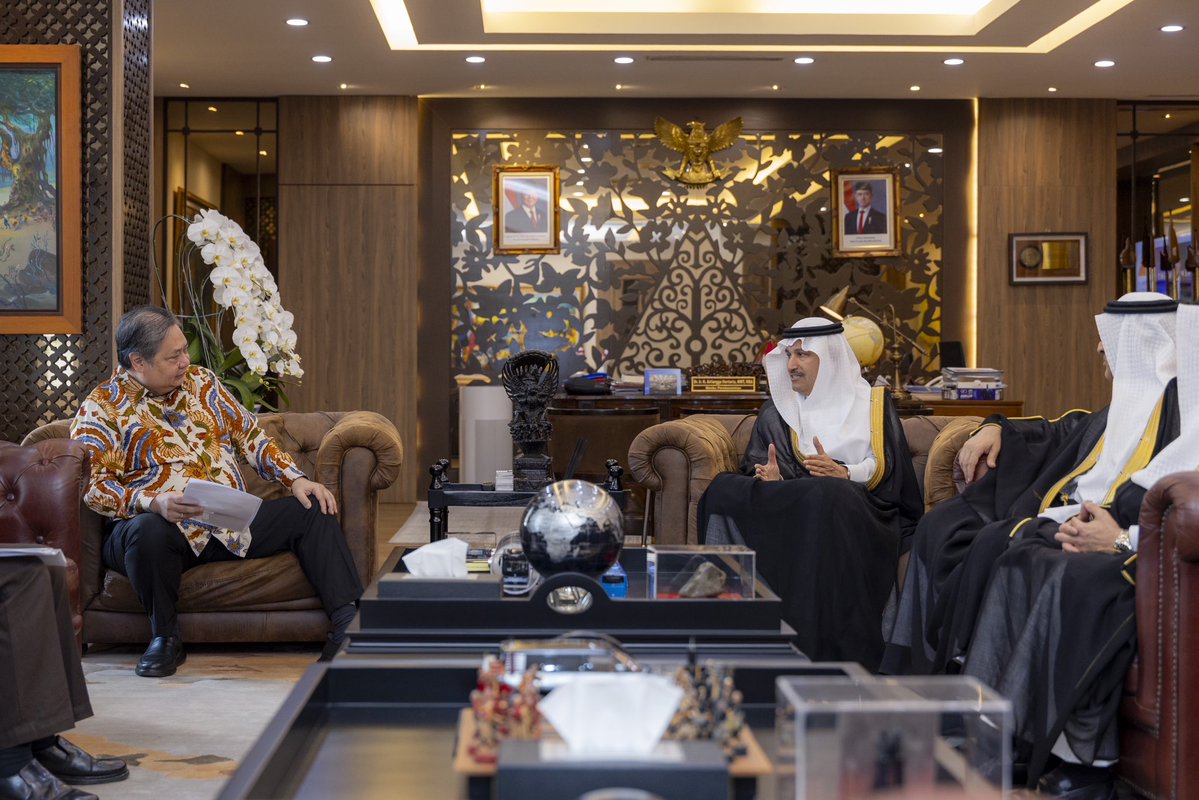 SalehAlJasser's tweet photo. خلال زيارتي الرسمية إلى جمهورية إندونيسيا، ولقاءاتي مع معالي الوزير المنسق للشؤون الاقتصادية إيرلانغا هارتارتو، ومعالي وزير تنسيق شؤون البنية التحتية والتنمية الإقليمية أغوس هاريمورتي يودويونو، ومعالي وزير النقل دودي بورجاندي، ومعالي وزير الحج والعمرة محمد عرفان يوسف، إلى جانب الزيارات الميدانية لمشاريع النقل الكبرى في جاكرتا، لمستُ حماسًا وتفاؤلًا مشتركًا تجاه الفرص الواعدة لتعزيز التعاون بين المملكة العربية السعودية وجمهورية إندونيسيا في قطاعات النقل والخدمات اللوجستية، بما يفتح آفاقًا جديدة للشراكات الاستثمارية ويعزز التكامل بين البلدين الشقيقين.