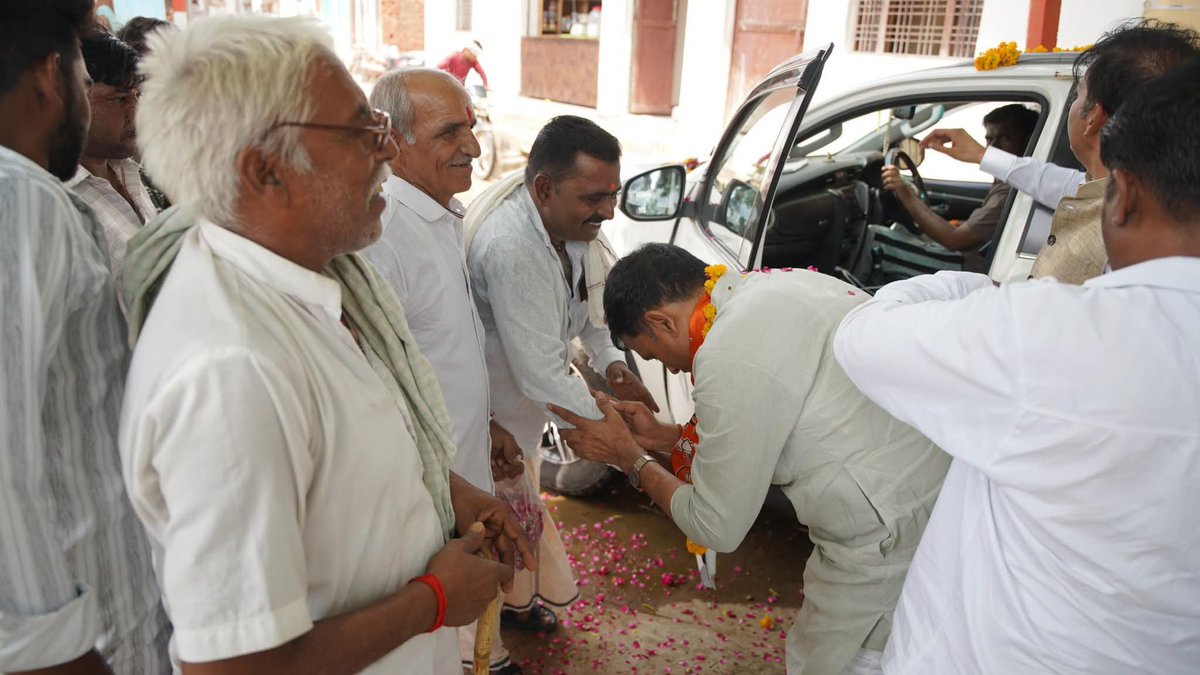 Ashutosh4BJP's tweet photo. आपका विश्वास, विकसित दतिया का आधार।

दतिया विधानसभा उपचुनाव 2026 के अंतर्गत आज जनसंपर्क अभियान के दौरान ग्राम दुर्गापुर के सम्मानित ग्रामवासियों से आत्मीय भेंट कर उनका स्नेह, आशीर्वाद एवं विश्वास प्राप्त करने का सौभाग्य मिला.....
🙏🏻🙏🏻 https://t.co/dhPPV1qkNn