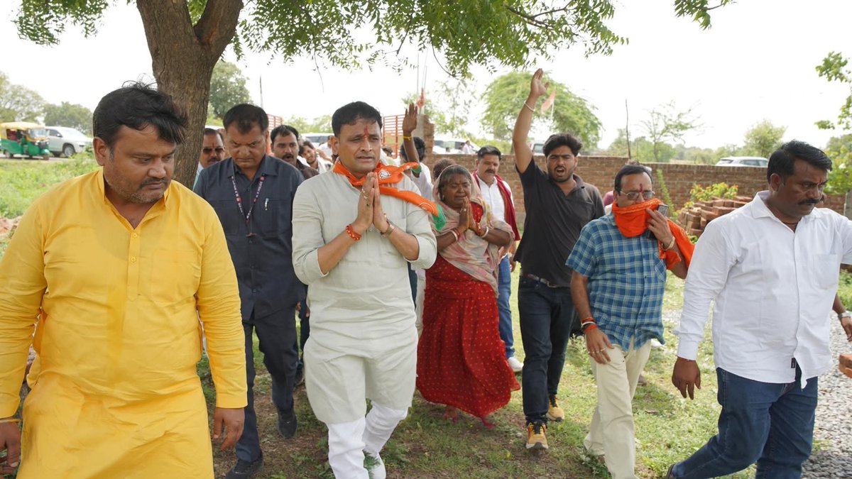 Ashutosh4BJP's tweet photo. आप सभी का स्नेह और अपनापन जनसेवा के प्रति मेरे संकल्प को और अधिक दृढ़ बनाता है, ग्राम दुर्गापुर के प्रत्येक परिवार का हृदय से आभार.....आपका यह विश्वास सदैव मेरे लिए प्रेरणा बना रहेगा.....
🙏🏻🙏🏻

#DatiaWithBjp https://t.co/2l0sitaySF