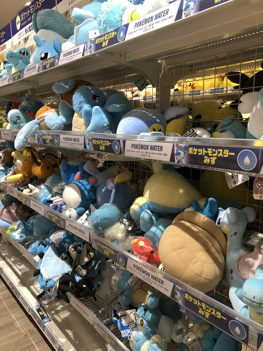 1yuruu's tweet photo. 📍 스루가야 하카타 마루이 점 駿河屋 博多マルイ店

같은 건물 6층으로 가면 스루가야도 있는데 여기에도 포켓몬 인형이 많음!!
타입별로 진열되어 있어서 보기 더 편했당 난 물타입 좋아함ㅎㅎ
가격도 싼 편인데 왜이리 싸지?하고 보면 목이 꺾여있다거나 하자가 있는 경우가 많음 주의하기.. https://t.co/cwYNYUNKHU