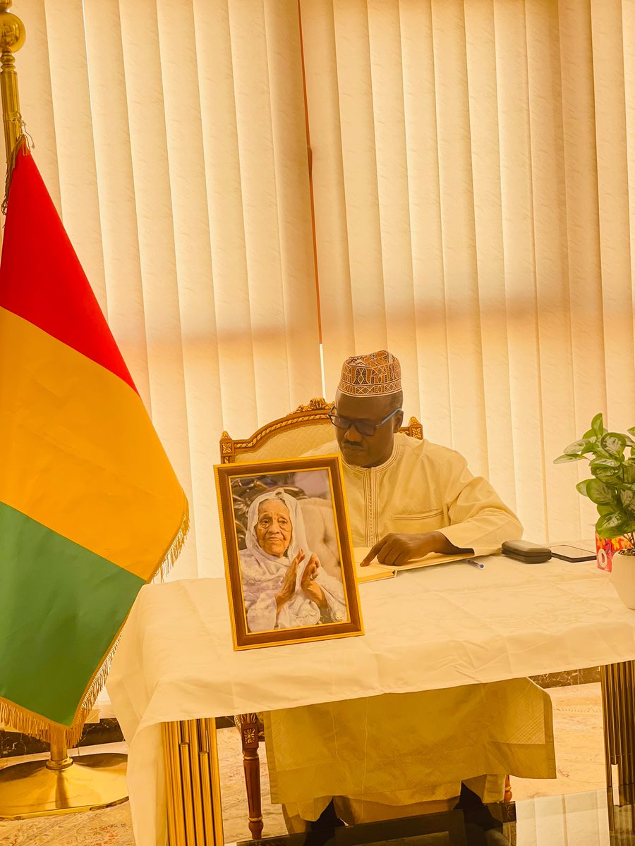 AmbaGuiDoha's tweet photo. 𝐒𝐈𝐆𝐍𝐀𝐓𝐔𝐑𝐄 𝐃𝐔 𝐋𝐈𝐕𝐑𝐄 𝐃𝐄 𝐂𝐎𝐍𝐃𝐎𝐋𝐄́𝐀𝐍𝐂𝐄𝐒 𝐀 𝐋𝐀 𝐌𝐄́𝐌𝐎𝐈𝐑𝐄 𝐃𝐄 𝐅𝐄𝐔𝐄 𝐇𝐀𝐃𝐉𝐀 𝐀𝐍𝐃𝐑𝐄́𝐄 𝐓𝐎𝐔𝐑𝐄́ (𝟏𝟗𝟑𝟒 - 𝟐𝟎𝟐𝟔) !

𝐃𝐨𝐡𝐚, 𝐥𝐞 𝟏𝟒 𝐉𝐮𝐢𝐥𝐥𝐞𝐭 𝟐𝟎𝟐𝟔 -

En ce deuxième jour de recueillement, Monsieur 𝐈𝐛𝐫𝐚𝐡𝐢𝐦𝐚 𝐒𝐎𝐔𝐌𝐀𝐎𝐑𝐎, Chargé d’affaires a.i., entouré du personnel de l’Ambassade de Guinée au Qatar, a reçu plusieurs Chefs de Missions diplomatiques venus signer le livre de condoléances à la mémoire de 𝐅𝐞𝐮𝐞 𝐇𝐚𝐝𝐣𝐚 𝐀𝐧𝐝𝐫𝐞́𝐞 𝐓𝐎𝐔𝐑𝐄́. Paix à son âme !
********
توقيع سجل التعازي بوفاة الحاجة أندريه توري (1934م - 2026م)
الدوحة في 14 يوليو 2026م

في هذا اليوم الثاني من التعازي بوفاة المغفورة لها بإذن الله الحاجة أندريه توري، استقبل السيد/ إبراهيم سوماورو، القائم بالأعمال بالنيابة، برفقة موظفي سفارة غينيا في قطر، العديد من رؤساء البعثات الدبلوماسية الذين حضروا للتوقيع في سجل التعازي
......
@presidencegn @GouvernementGN 
@MAEIAGE_Guinee @morissanda @ThiernoASOW6 
#MAEIAGE #Diplomatie #AmbaGuiDoha #Guinée #Qatar #Juillet26