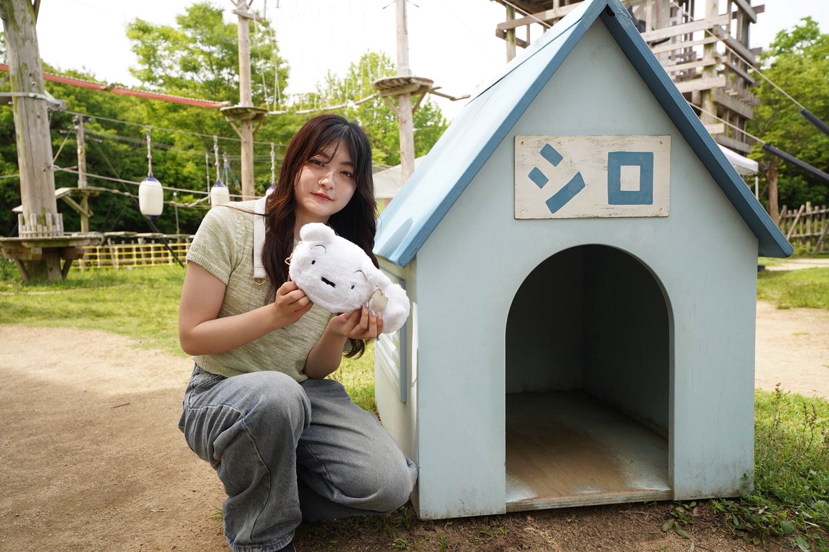NIJIGENNOMORI's tweet photo. 🤍シロ好き必見🤍

『シロのマルチポシェット』付きプレミアムチケットが
7月15日（水）より販売開始✨

もこもこ可愛いシロのポシェットに、
"わたあめシロ"をイメージしたミニポーチ付き☁

ショルダーバッグとして使うのはもちろん、
チェーンを取り外して小物入れやポーチにするなど、
シーンに合わせて自由に使い方を選べるマルチポシェットです！

ここでしか手に入らない限定グッズをゲットして���
＃クレヨンしんちゃんアドベンチャーパーク の世界をもっと楽しもう🌈

📍ニジゲンノモリ
📅7月15日（水）14:00販売開始（現地購入は7月16日（木）より開始）

#ニジゲンノモリ #クレヨンしんちゃん #シロ #シロのマルチポシェット