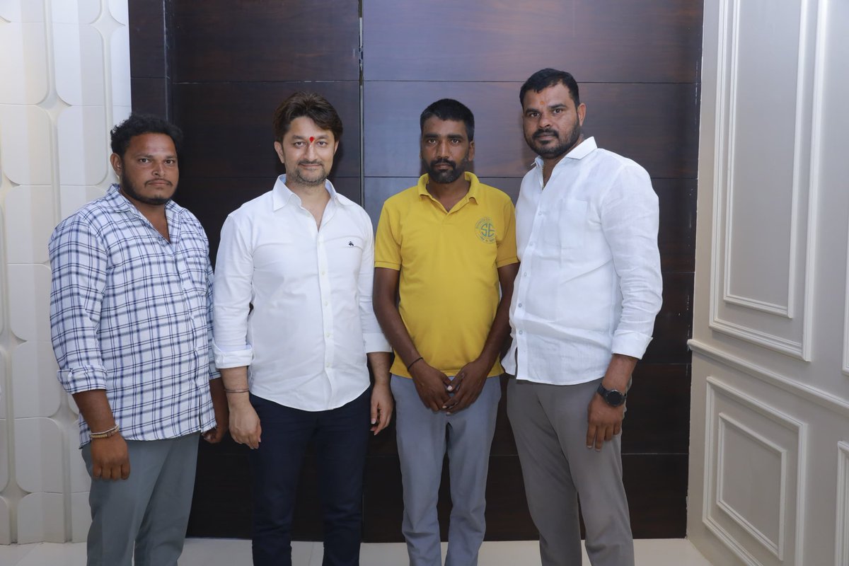 RajeshwarVanga's tweet photo. నంగునూరు మండలం వెంకటాపూర్ గ్రామానికి చెందిన మనుగంటి అశోక్ గారు తన కుమార్తె, కుమారుడి నూతన వస్త్రాలంకరణ వేడుకకు హాజరై ఆశీర్వదించవలసిందిగా మర్యాదపూర్వకంగా కలిసి ఆహ్వాన పత్రికను అందజేశారు.
#VangaRajeshwarReddy #TeamVRR #Siddipet #Telangana #Nangunur #Venkatapur #Invitation #FamilyFunction #CommunityConnect #PublicConnect #PeopleFirst #Leadership #Telugu #Political #SiddipetPolitics