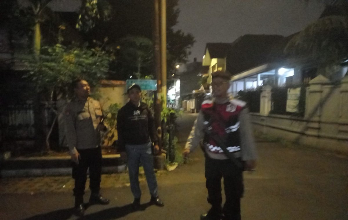 HumasPolsekJat2's tweet photo. Dalam upaya menjaga situasi kamtibmas tetap aman dan kondusif, jajaran Polsek Jatinegara menggelar Operasi Stasioner pada Rabu dini hari, di kawasan samping pintu Tol Pedati, Kelurahan Cipinang Besar Utara, Kecamatan Jatinegara, Jakarta Timur, 15 Juli 2026. https://t.co/niGdpNNb14