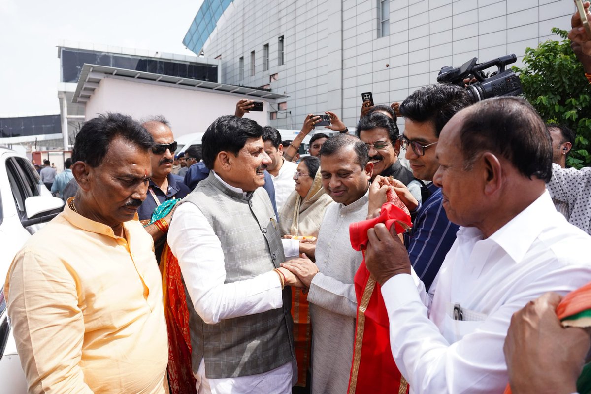 drmohanoffice51's tweet photo. माननीय मुख्यमंत्री @DrMohanYadav51 जी का इंदौर आगमन पर स्थानीय जनप्रतिनिधियों एवं कार्यकर्ताओं ने आत्मीय स्वागत किया।

@tulsi_silawat
@advpushyamitra https://t.co/u4SAqzUREf