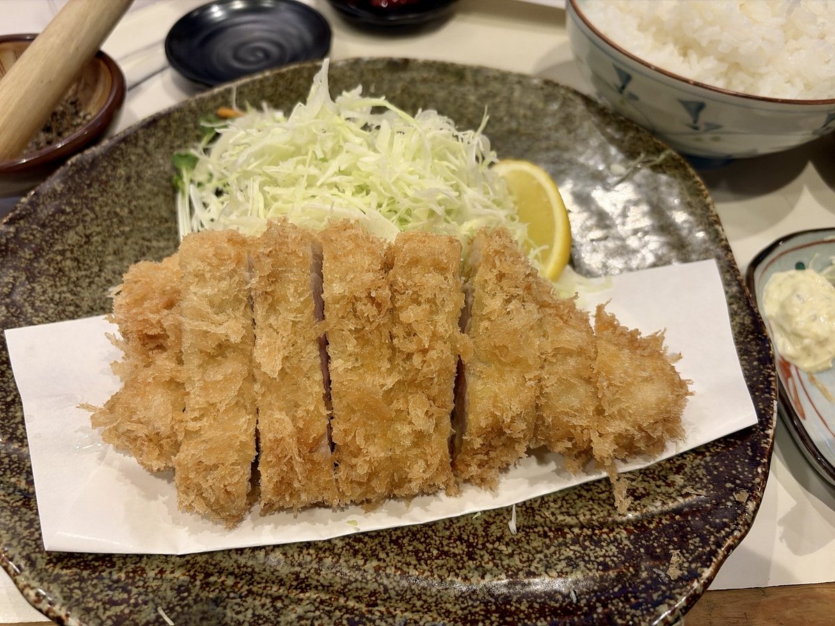 timocyuu's tweet photo. #とん太　@高田馬場
週3日夜営業のみの大行列店
特ロースカツ2600円(お新香、味噌汁付き)、エビフライ800円は、コスパ悪く無いです！
美味しいとんかついただきました https://t.co/RT8PkBK9SD