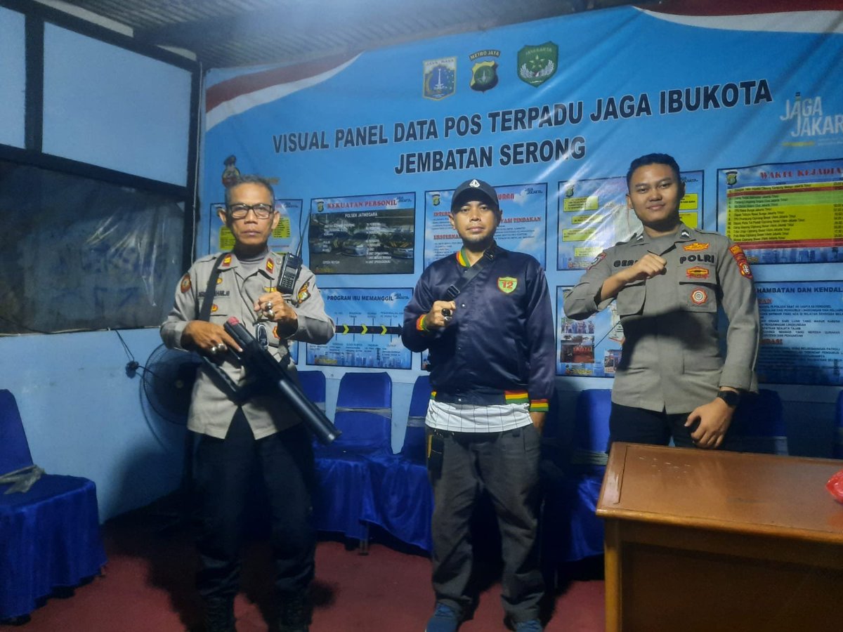 HumasPolsekJat2's tweet photo. Dalam upaya menjaga situasi kamtibmas tetap aman dan kondusif, jajaran Polsek Jatinegara menggelar Operasi Stasioner pada Rabu dini hari, di kawasan samping pintu Tol Pedati, Kelurahan Cipinang Besar Utara, Kecamatan Jatinegara, Jakarta Timur, 15 Juli 2026. https://t.co/niGdpNNb14